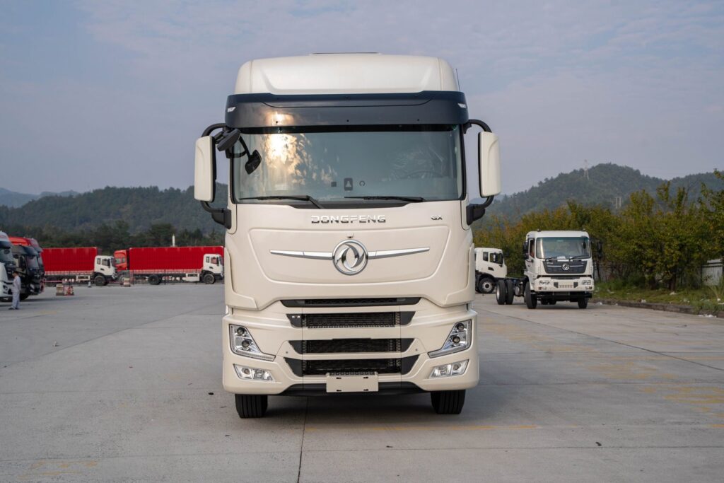Tractocamión DONGFENG GX, vista frontal de la cabina