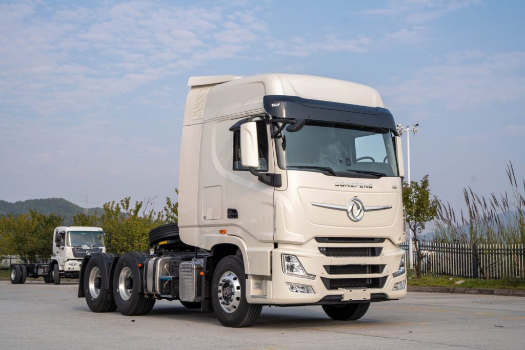 Tractocamión DONGFENG GX, vista tres cuartos