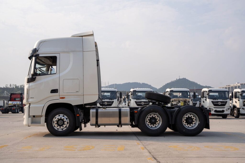 Tractocamión DONGFENG GX con motor Cummins de 560 HP, vista lateral